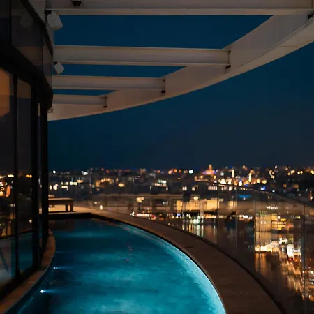 27Th Top Floor Designer Apartment In Mercury Tower With Pool Access *